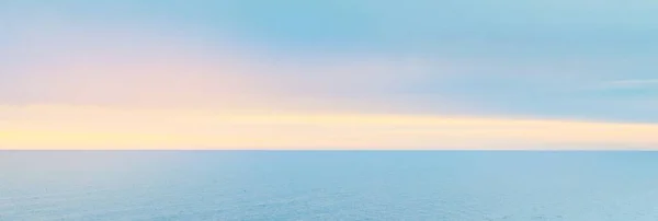Panoramautsikt Från Sandstrand Vid Östersjön Efter Regnet Vid Solnedgången Gyllene — Stockfoto