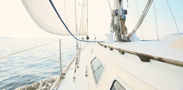 Біла Яхта Пливе Сонячний Літній День Вигляд Зблизька Палуби Лук — стокове фото