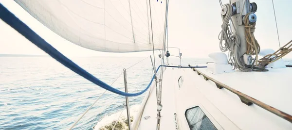 在阳光明媚的夏日 白色游艇航行 从甲板到船头和船帆的近景 浪花和水花四溅 晴朗的蓝天 瑞典波罗的海 — 图库照片