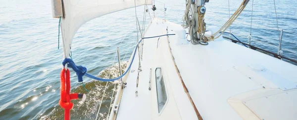Белая Яхта Плавает Солнечный Летний День Сверху Вид Палубы Лук — стоковое фото