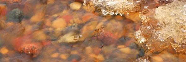 Kristal Berrak Nehir Suyunun Altında Renkli Çakıl Taşları Yakın Plan — Stok fotoğraf