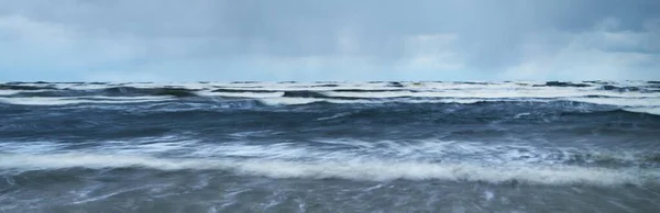 Cielo Oscuro Tormenta Sobre Mar Báltico Olas Salpicaduras Agua Paisaje —  Fotos de Stock