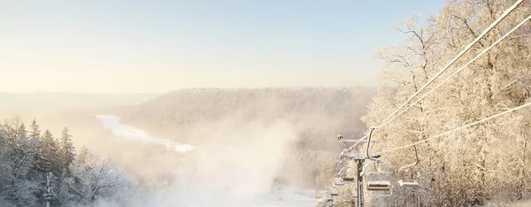 Uitzicht Skilift Het Besneeuwde Bos Een Sneeuwstorm Een Mist Winterwonderland — Stockfoto