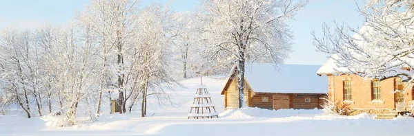 晴れた日に田舎の居心地の良いドイツスタイルの田舎のコテージと冬の風景 伝統的な建築 旅行先 クリスマス休暇 エコツーリズム 遠隔地 — ストック写真