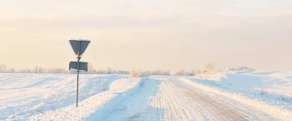Drum Țară Prin Câmp Acoperit Zăpadă După Viscol Apusul Soarelui — Fotografie, imagine de stoc