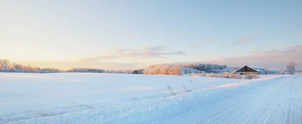 Landsväg Genom Snötäckt Fält Efter Snöstorm Vid Solnedgången Klar Himmel — Stockfoto