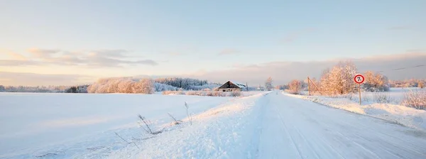 Gün Batımında Kar Fırtınasından Sonra Karla Kaplı Arazide Köy Yolu — Stok fotoğraf