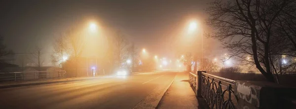 Uma Auto Estrada Iluminada Vazia Lojas Fechadas Nevoeiro Noite Sinal — Fotografia de Stock