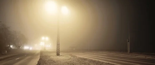 Φωτισμένος Άδειος Ασφαλτοστρωμένος Δρόμος Μέσα Ομίχλη Νύχτα Σκοτεινή Αστική Σκηνή — Φωτογραφία Αρχείου