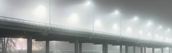 夜雾中灯火通明的空桥的低角度视图 灯笼特写 全景图像 — 图库照片