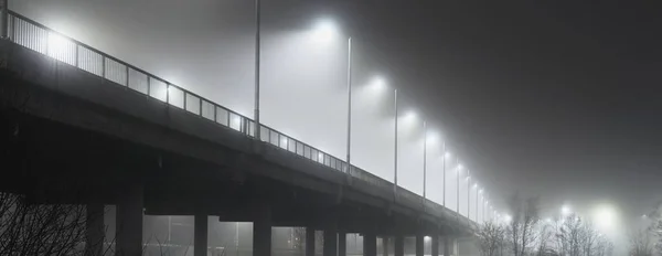 Vista Ángulo Bajo Del Puente Carretera Vacío Iluminado Una Niebla — Foto de Stock
