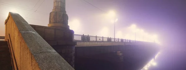 Ponte Pietra Vuoto Illuminato Una Nebbia Notte Lanterne Primo Piano — Foto Stock