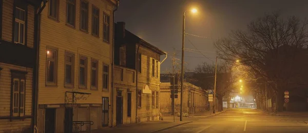 Uma Estrada Asfalto Iluminada Vazia Através Dos Edifícios Históricos Velhos — Fotografia de Stock