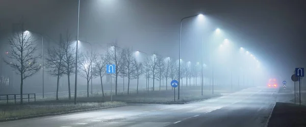 Podświetlana Pusta Autostrada Mgle Nocy Światła Uliczne Znaki Drogowe Bliska — Zdjęcie stockowe