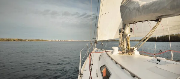 항해하는 화이트 라트비아의 갑판에서 가까이 스포츠 — 스톡 사진