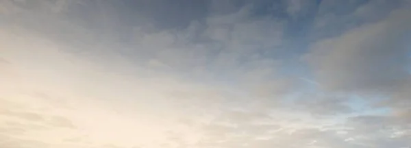 Klarblå Himmel Med Glödande Moln Efter Storm Vid Solnedgången Mjukt — Stockfoto
