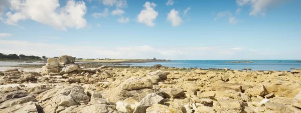 晴れた日には ヴィアージュ灯台近くのリリア湾のロッキー海岸 古代の石を閉じる フランスのブルターニュ 旅行先 国のランドマーク — ストック写真