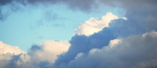 Ясное Голубое Небо Пылающими Облаками После Бури Закате Мягкий Солнечный — стоковое фото