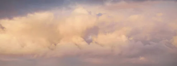 Cielo Despejado Cirros Brillantes Nubes Cúmulos Después Tormenta Luz Solar — Foto de Stock