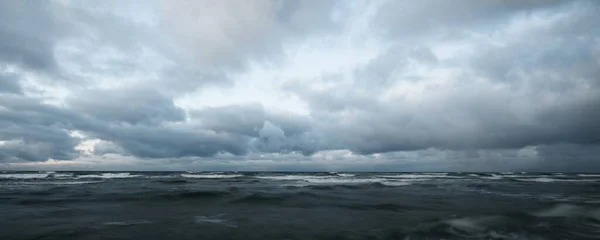 Dunkler Gewitterhimmel Über Der Ostsee Wellen Und Wasserspritzer Dramatische Wolkenlandschaft — Stockfoto