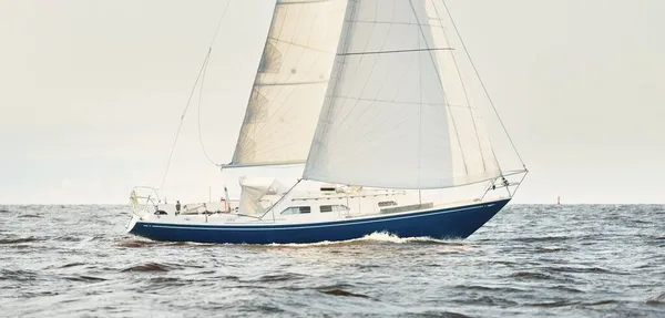 Sloop Bleu Gréé Yacht Naviguant Dans Une Mer Baltique Ouverte — Photo