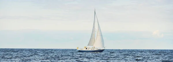 Azul Balandra Yate Aparejado Navegando Mar Báltico Abierto Día Claro —  Fotos de Stock