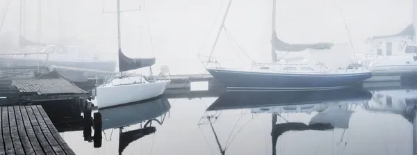 Voiliers Amarrés Une Jetée Dans Épais Brouillard Blanc Matin Lever — Photo