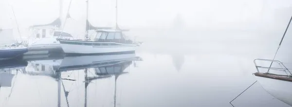 Barcos Vela Amarrados Cais Denso Nevoeiro Branco Nascer Sol Close — Fotografia de Stock