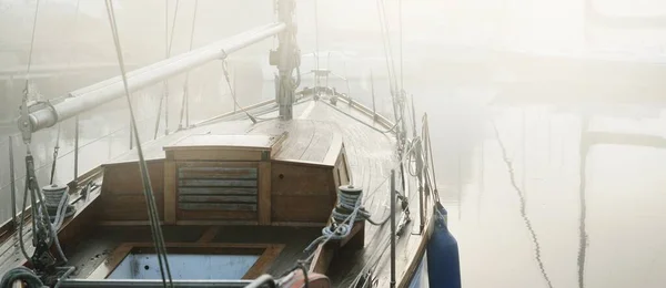 Элегантная Деревянная Парусная Лодка Пришвартована Пирсу Густом Белом Утреннем Тумане — стоковое фото