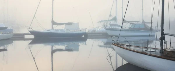 Плавучі Човни Пришвартувались Пірса Густому Білому Ранковому Тумані Світанку Яхт — стокове фото
