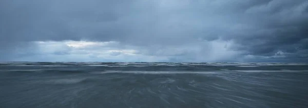 Céu Escuro Tempestade Acima Mar Báltico Ondas Salpicos Água Paisagem — Fotografia de Stock