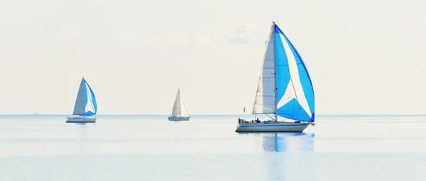 帆船赛艇比赛 现代帆船与蓝色纺锤帆赛跑 晴朗的夏日基尔 体育和娱乐 私人宴会 — 图库照片