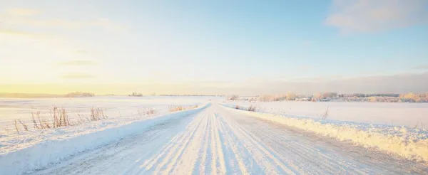 Αγροτικός Δρόμος Μέσα Από Χιονισμένο Χωράφι Μετά Από Χιονοθύελλα Ηλιοβασίλεμα — Φωτογραφία Αρχείου