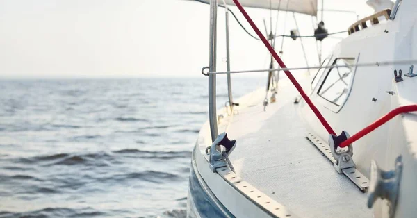 Landasan Putih Kapal Pesiar Berlayar Laut Terbuka Saat Matahari Terbenam — Stok Foto