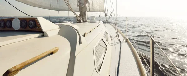 Білий Шлюп Накрив Яхту Пливла Відкритому Морі Заході Сонця Чисте — стокове фото