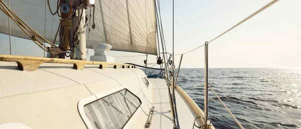 Biały Sloop Sfałszował Jacht Pływający Otwartym Morzu Zachodzie Słońca Czyste — Zdjęcie stockowe