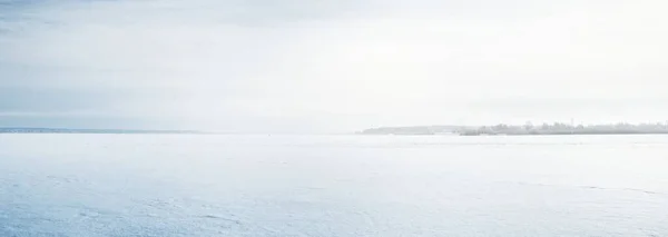 Lago Coberto Neve Congelado Sob Céu Azul Claro Com Nuvens — Fotografia de Stock