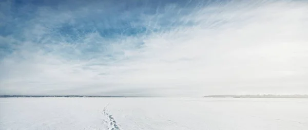 Lago Coberto Neve Congelado Sob Céu Azul Claro Com Nuvens — Fotografia de Stock