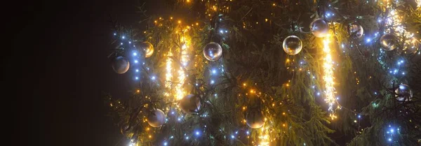 Освітлене Христматичне Дерево Красивими Кришталевими Бульбашками Порожній Вулиці Тумані Вночі — стокове фото