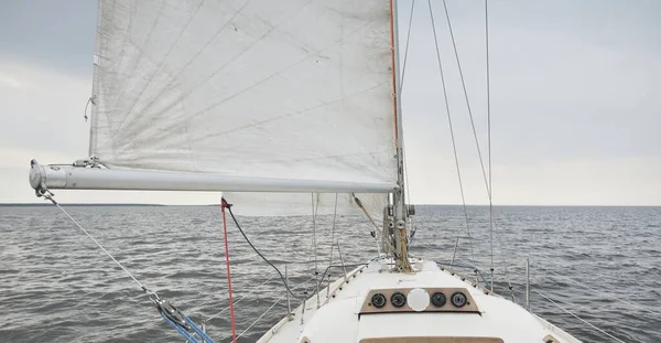 Белая Яхта Плавающая Северном Море После Грозы Норвегия Драматическое Небо — стоковое фото