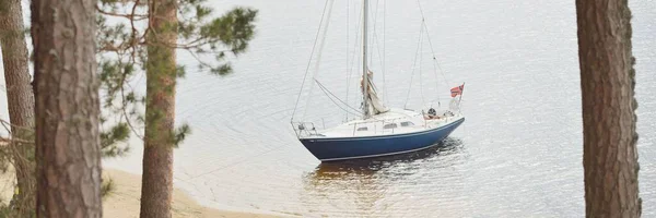 Blue Sloop Gréé Yacht Ancré Dans Les Eaux Peu Profondes — Photo