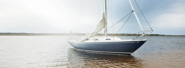 Blaue Schaluppe Getakelte Jacht Ankert Flachen Wasser Der Nähe Des — Stockfoto