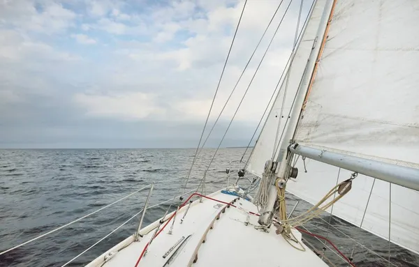 Yacht Bianco Tallonato Una Portata Ravvicinata Vista Vicino Dal Ponte — Foto Stock