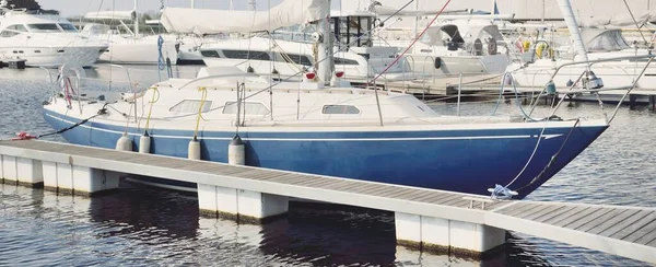 Barcos Vela Elegantes Modernos Para Alugar Ancorados Cais Uma Marina — Fotografia de Stock