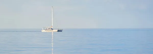 Yate Moderno Blanco Catamarán Navegando Mar Caribe Abierto Atardecer Cielo — Foto de Stock