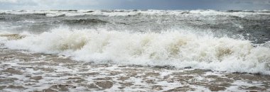 Fırtınadan sonra dramatik günbatımı bulutları altında Baltık Denizi. Dalgalar yakın çekim. Destansı deniz manzarası. Kasırga, fırtına, sert hava, meteoroloji, ekoloji, iklim değişikliği, doğal olaylar