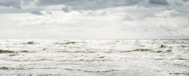 Fırtınadan sonra dramatik günbatımı bulutları altında Baltık Denizi. Dalgalar yakın çekim. Destansı deniz manzarası. Kasırga, fırtına, sert hava, meteoroloji, ekoloji, iklim değişikliği, doğal olaylar