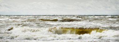 Fırtınadan sonra dramatik günbatımı bulutları altında Baltık Denizi. Dalgalar yakın çekim. Destansı deniz manzarası. Kasırga, fırtına, sert hava, meteoroloji, ekoloji, iklim değişikliği, doğal olaylar