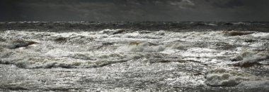 Fırtınadan sonra dramatik günbatımı bulutları altında Baltık Denizi. Dalgalar yakın çekim. Destansı deniz manzarası. Kasırga, fırtına, sert hava, meteoroloji, ekoloji, iklim değişikliği, doğal olaylar