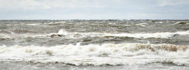 Fırtınadan sonra dramatik günbatımı bulutları altında Baltık Denizi. Dalgalar yakın çekim. Destansı deniz manzarası. Kasırga, fırtına, sert hava, meteoroloji, ekoloji, iklim değişikliği, doğal olaylar
